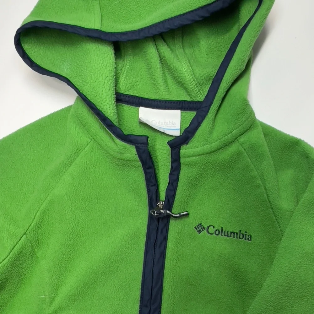 Columbia 2T Green Child’s Lightweight Hooded Jacket. Front pockets